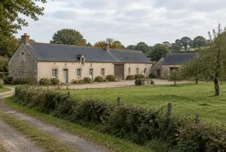 Ancienne longère des Mauges en pierre et enduit clair, couverte d’ardoises, entourée d’une cour, de dépendances et de haies bocagères.